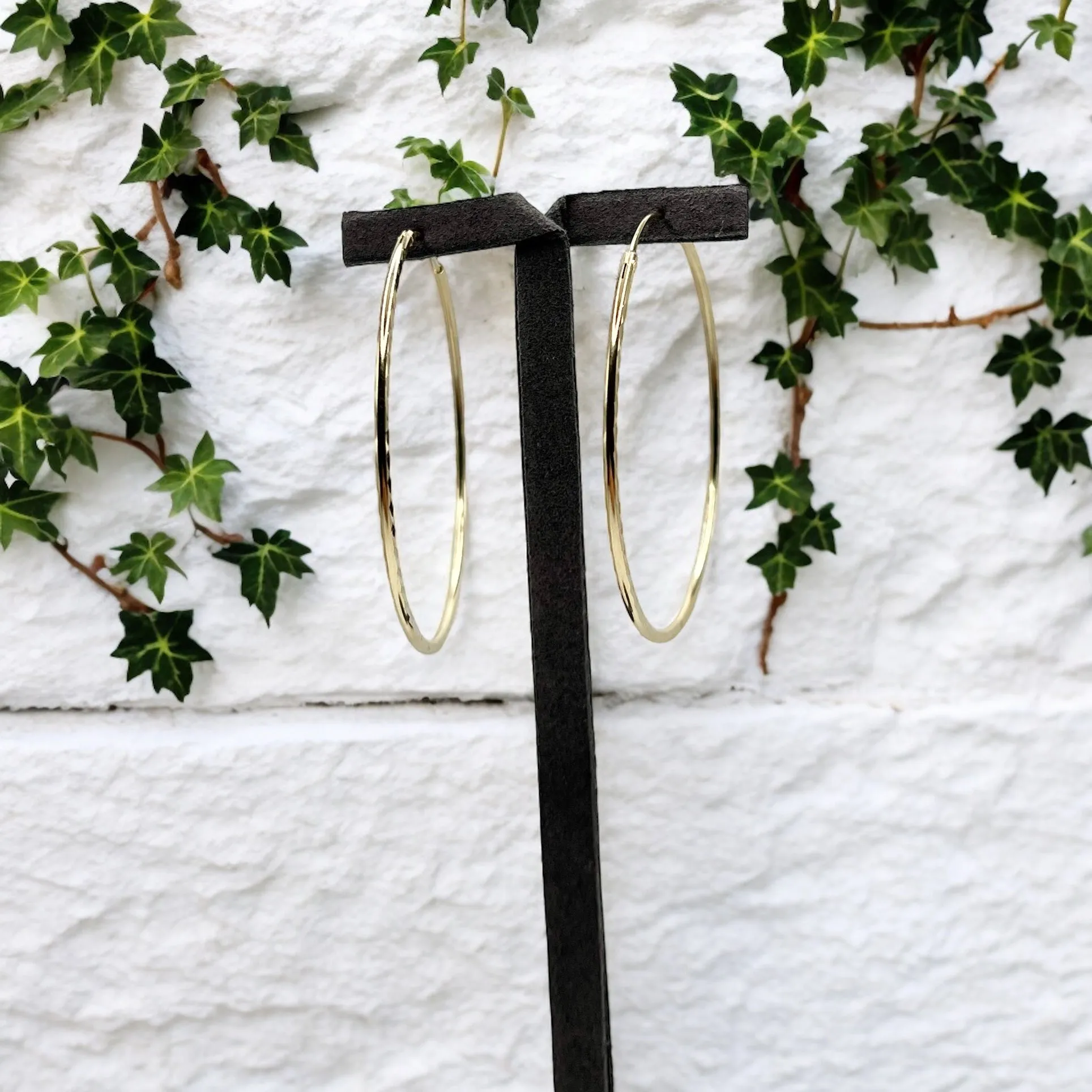 HOOP EARRINGS IN YELLOW GOLD SETTING