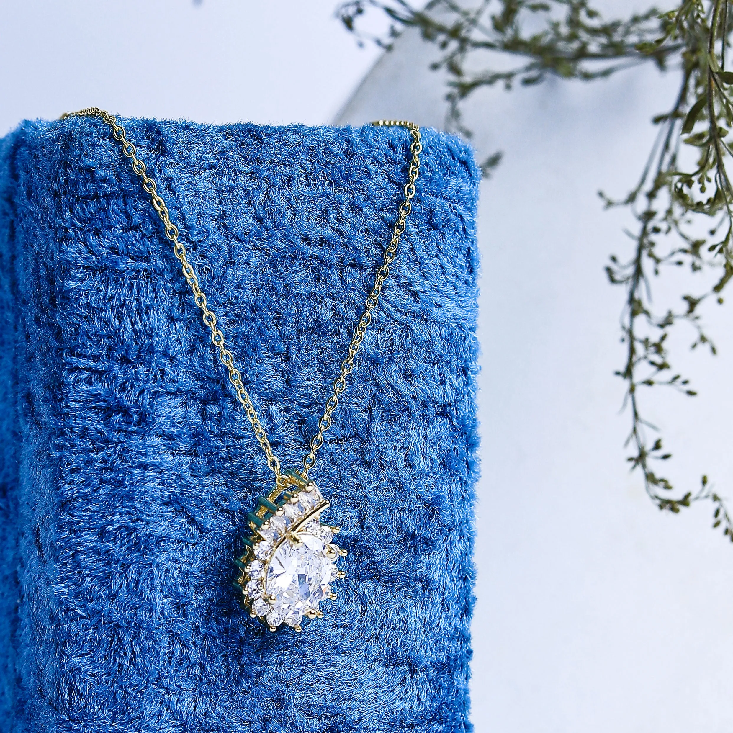 Luxurious Pendant Gemstone Necklace - Fluffy